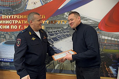 Начальник УВД по Северному округу Москвы вручил благодарность курьеру службы доставки, оказавшему помощь в предотвращении возможного преступления в отношении несовершеннолетней