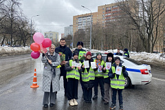 Праздничные букеты тюльпанов получили автоледи на севере столицы